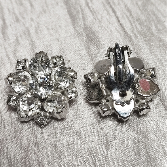 Unsigned Blazing Clear Silver Tone Rhinestone Vintage Clip Earrings Prong Set - Picture 5 of 14